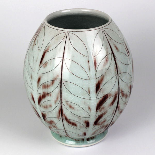 1 Steven Young Lee’s vase, 8¾ in. (22 cm) in height, porcelain, fired to cone 10.