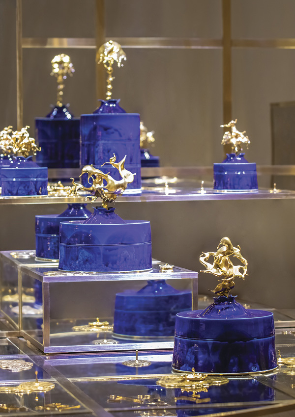 6 APRÈS NOUS, LE DÉLUGE, aubergine-glazed Limoges porcelain, ormolu, steel wires, Teklon Gold monofilament, wood, varnished brass and mirrors, 2019–2022. Collaboration with Lignereux, Gonzague Mézin (créateur d’objets rares), Art Plinths (carpenters), Fonderie de Coubertin (art foundry and bronze workshop), Façons Mécaniques (metal working studio), Silv’Or (metal fire-gilding and burnishing workshop), Solyfonte (art foundry and bronze workshop), Thierry Toutin (bronze fitter), Ursae (goldsmiths). 7 Gomez loading bisque ware. Photo: Sarah Weald.