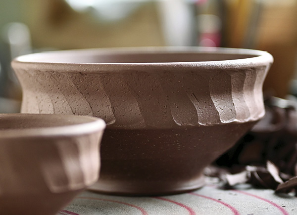 10 Freshly trimmed stoneware bowls.