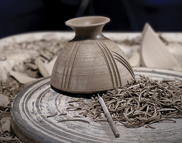 6 The signature pattern of the Akoko Jollof Rice Bowl lid is carved in its leather-hard state.