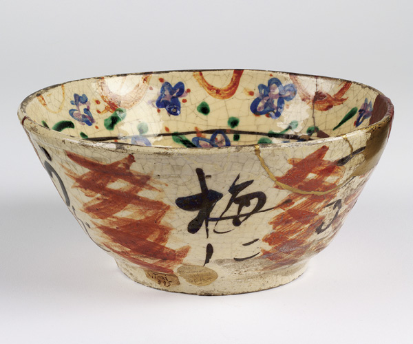 1 Tomimoto Kenkichi’s bowl, earthenware, clear glaze over decoration painted in enamel colors, raku fired, 1912. Copyright Victoria and Albert Museum, London.