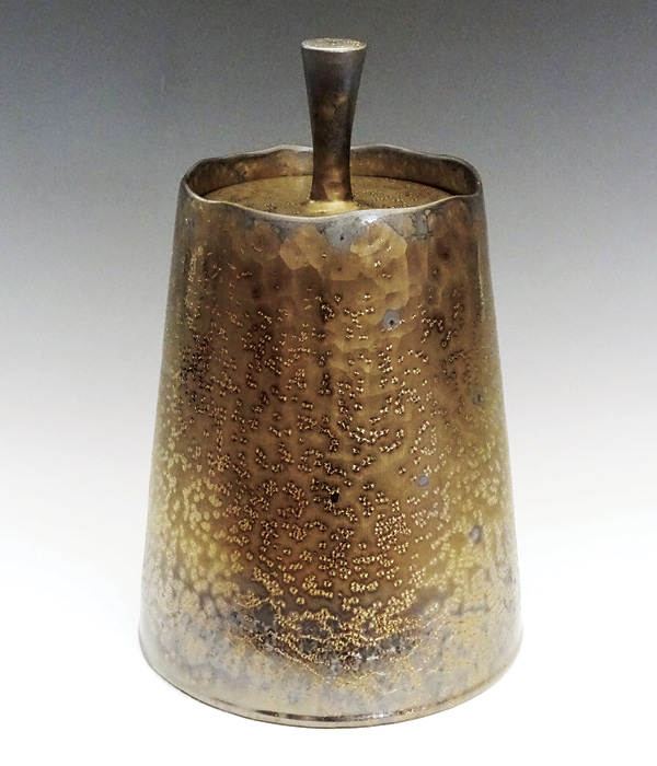 1 Hideaki Miyamura’s jar with gold glaze, 13¾ in. (35 cm) in height, porcelain.