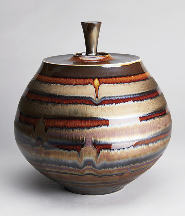 2 Hideaki Miyamura’s jar with gold and brown glaze, 13½ in. (34 cm) in height, porcelain.