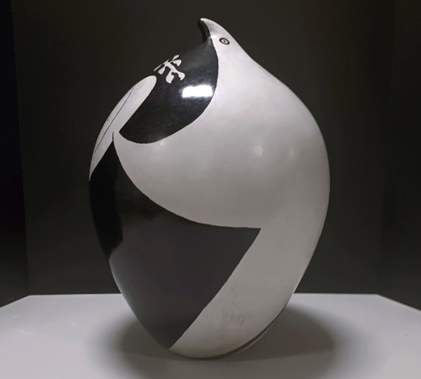 5 Polo Ramírez’ vessel, 25 in. (64 cm) in height, ceramic, fired to cone 6 in an electric kiln, smoke fired in a metal drum, 2020.