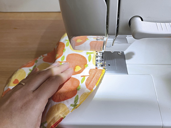 1 Sew together two (round) pieces of fabric. Leave an opening of about 2 inches (5 cm).