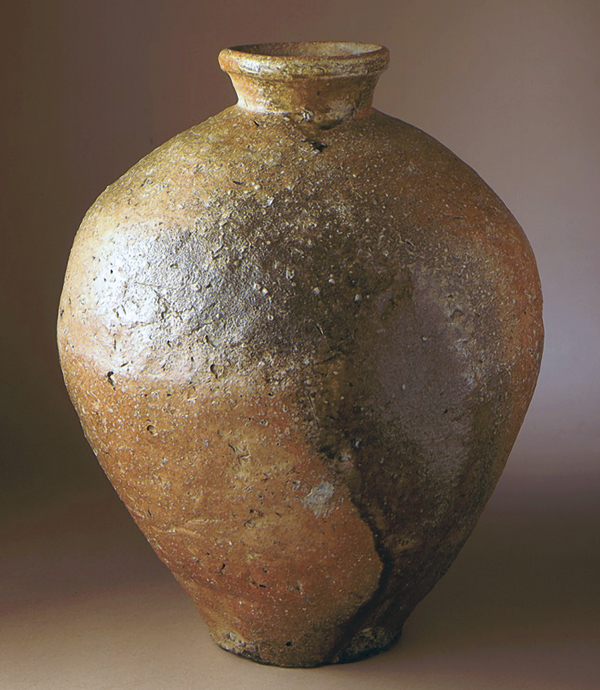 1 Example of a Shigaraki-ware piece from the Muromachi period (early 15th century). Credit: Los Angeles County Museum of Art, Wikimedia (Public domain).