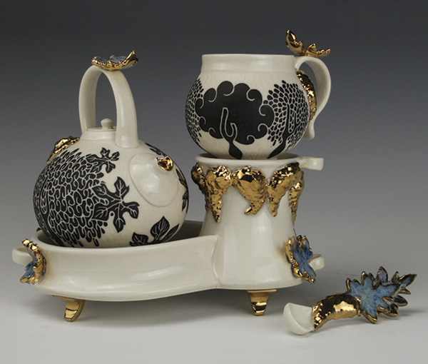 6 Rebecca Stevens’ English Breakfast, 7 in. (18 cm) in width, porcelain, underglaze, glaze, gold luster.