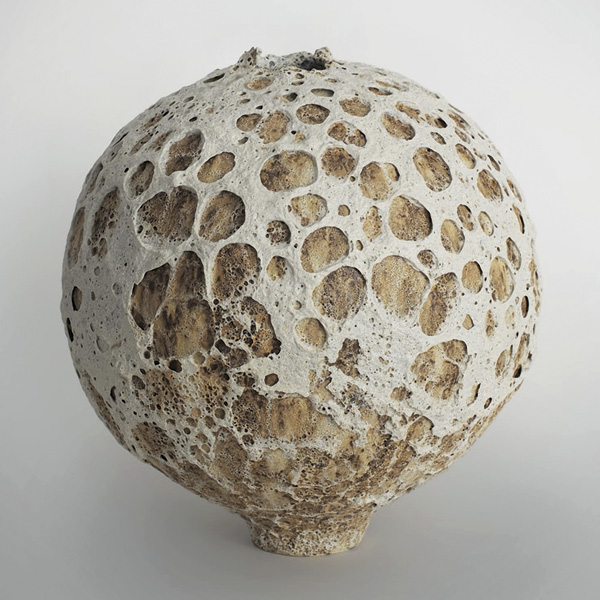 3 Jane Yang D’Haene’s Moon Jar JYD133.22, 12½ in. (31.8 cm) in height, stoneware, glaze, 2022. Photo: Bill Zules.