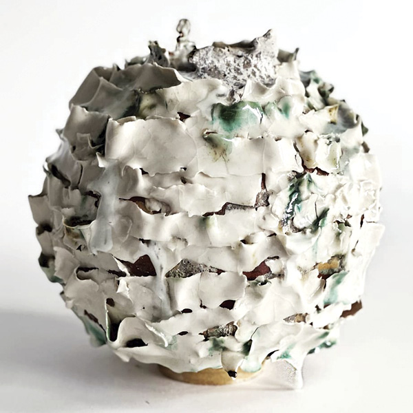 7 Jane Yang D’Haene’s Untitled JYD363.23, 12½ in. (31.8 cm) in height, stoneware, porcelain, glaze, 2023. Photo: Bill Zules.