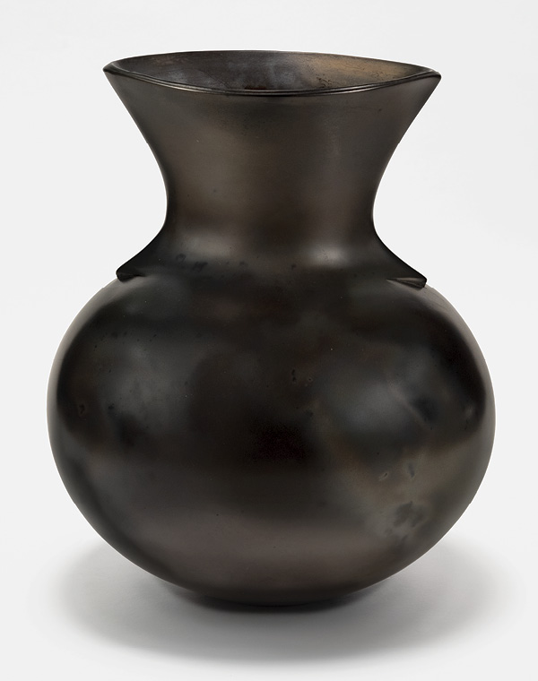 3 Magdalene Odundo’s Untitled, 11.5 in. (29.2 cm) in height, polished and carbonized terra cotta, 1984. Maxine and Stuart Frankel Foundation for Art, Bloomfield Hills, Michigan. Copyright: Magdalene Odundo. Photo: PD Rearick.