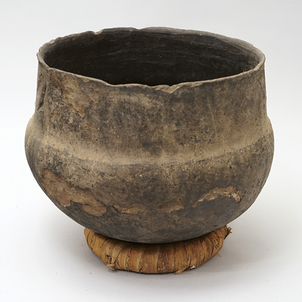 6 Unknown artist’s pot, Kenya, 13.4 in. (34 cm) in width, local clay, 1960s. Gardiner Museum, Gift of Rudolf and Jerroldine Harmsen, G20.12.2. Photo: Courtesy of Gardiner Museum.