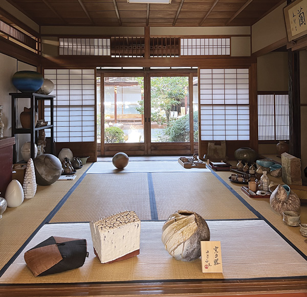 1 A view from the gallery looking out toward the garden, including (front right) Tadashi Nishihata’s large multi-faceted jar, approximately 14 in. (35 cm) in height, akadobe ash-glazed stoneware.