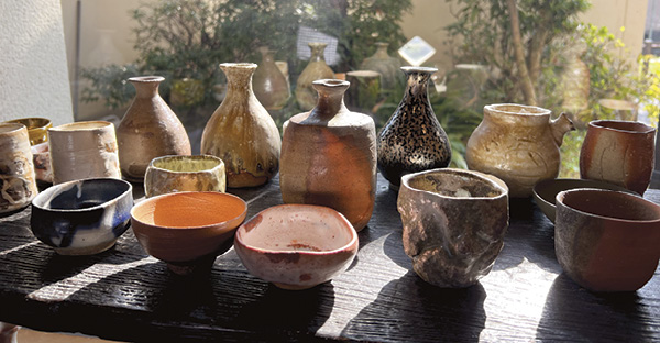 4 Light and shadows on ceramic wares inside the gallery.