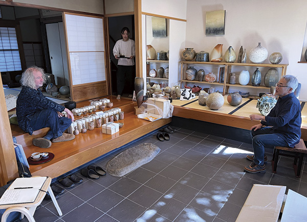 10 Potter Kato Takahiko and dealer Robert Yellin in the front room of the gallery.