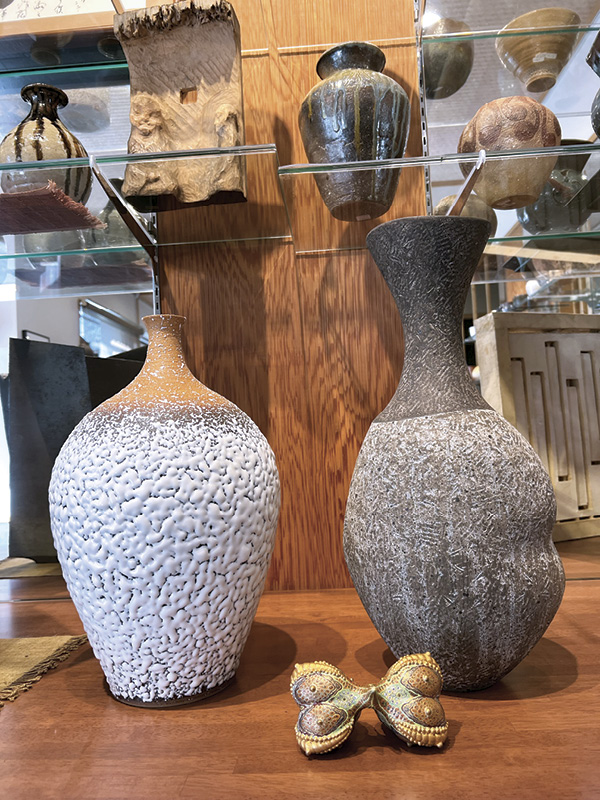 12 (Left) Suizu Kazuyuki’s vase, approximately 12 in. (30 cm) in height, white Hagi glaze on stoneware; (right) Iguchi Daisuke’s vase, approximately 20 in. (52 cm) in height, ash and silver slip glaze on stoneware; (foreground) Tomita Mikiko’s porcelain sculpture, approximately 6 in. (15 cm) in width, overglaze polychrome enamel with colored bands and gold dots. Photos: courtesy Victoria Woodard Harvey.