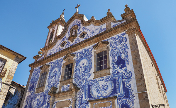 The façade of the iconic Church of Santa Maria Maior in Covilhã, Portugal, is covered with blue-and-white azulejo tiles depicting the life of the Virgin Mary. Photo: LifeCollectionPhotography, Shutterstock.