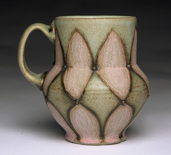 1 Lucy Be‘s mug, 4¾ in. (12 cm) in height, wheel-thrown, hand-mixed clays, slips, glazes, fired in oxidation to cone 10.