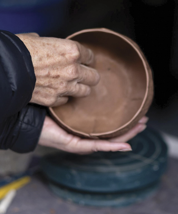 19 Smooth the interior surface to seal and secure all the joins inside the cup. Next, push the interior wall of the cup outward by applying pressure with your fingertip to add volume.