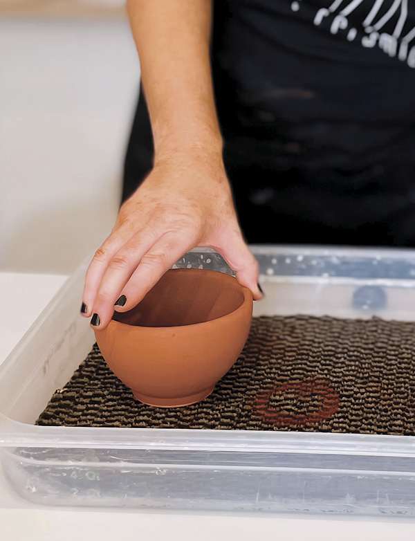1 Keep the carpet wet and, after glazing, gently press the pot onto the surface and give it a slight twist.