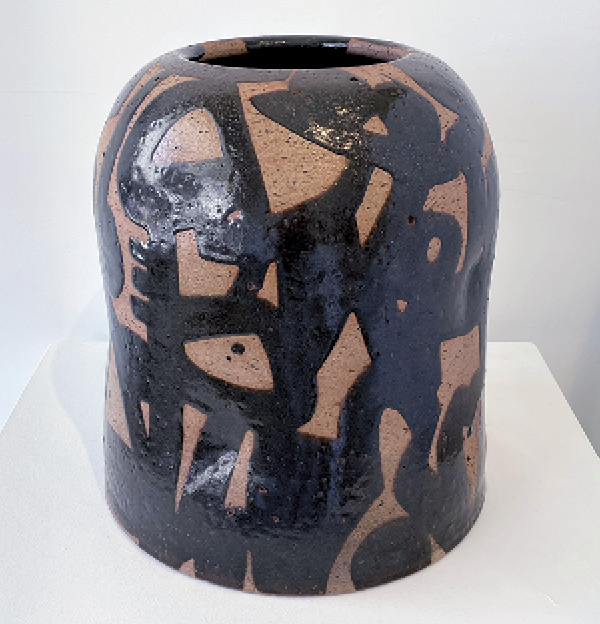 2 David Wulfeck’s large vase, 18 in. (46 cm) in height, glazed stoneware, 1990. Photo: Victoria May.