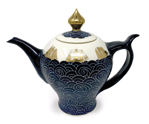 1 Anja Bartels’ teapot, 10 in. (25.4 cm) in height, porcelain, sgraffito, 23-karat gold, fired to multiple temperatures.