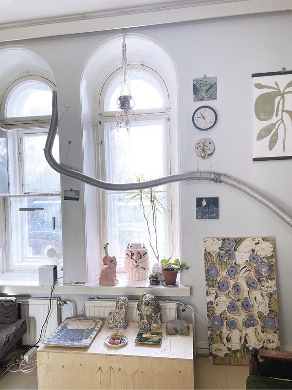 4 Arched windows provide beautiful natural light to the studio. Below there is a collection of old and new sculptures with cake and dog motifs.