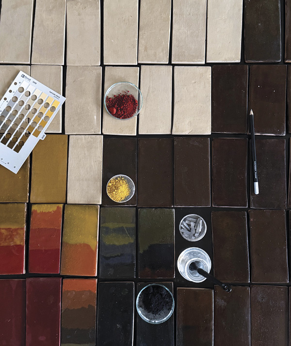 5 TERRA_TORY tiles with bio-based coating, colored with various pigments.