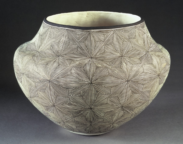 4 Lucy Martin Lewis’ jar, 12½ in. (31.7 cm) in diameter, earthenware, 1983. National Museum of Women in the Arts, gift of Wallace and Wilhelmina Holladay.