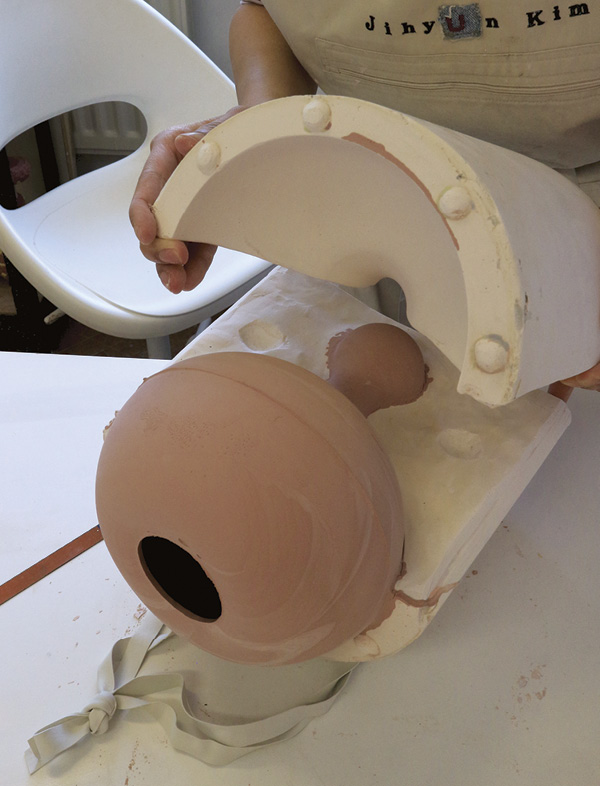 11 Open the mold slowly and carefully to avoid scratching the piece.