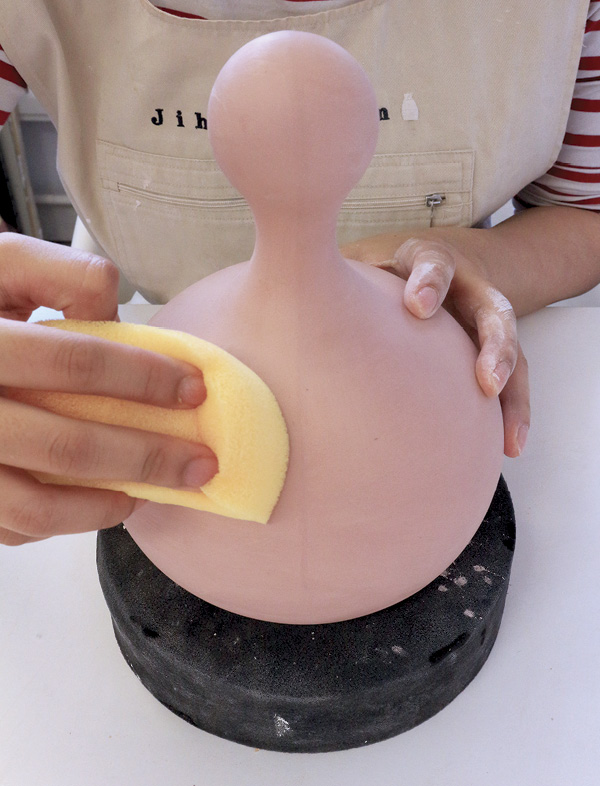 13 Use a soft sponge to smooth out the surface.