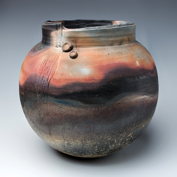 Rewutr Chaiyaruks’ Beauty of the Universe, 16 in. (42 cm) in height, stoneware, reduction fired to 2372°F (1300°C), 2005. 
