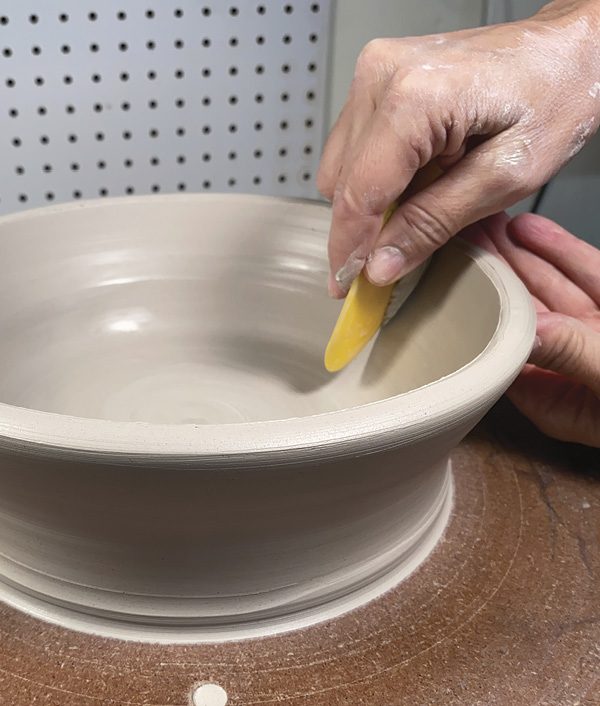 6 Support the lip’s underside, while using a rib to gradually press the wall down.