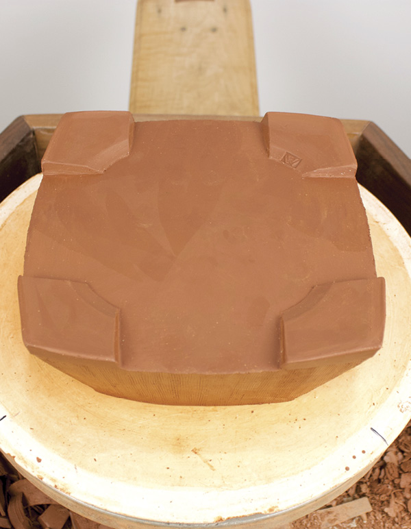 17 Cut away additional material on the feet. Use rib and sponge to refine.