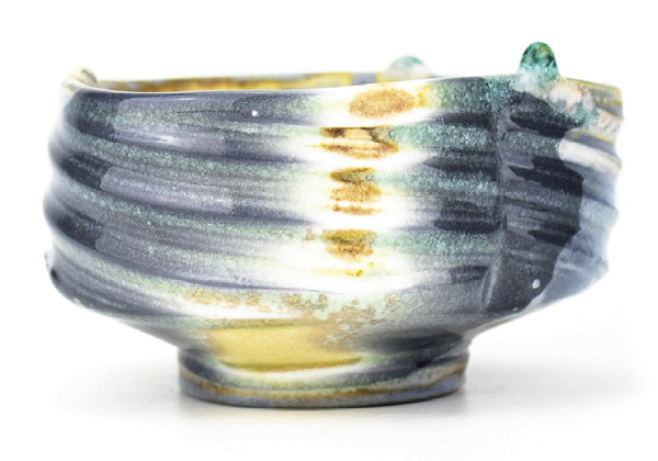 Glass bowl with vertical ribbed ornaments on the outside. Pressed