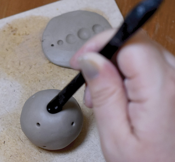 1 Roll a sphere, then texture the surface without distorting the round shape.