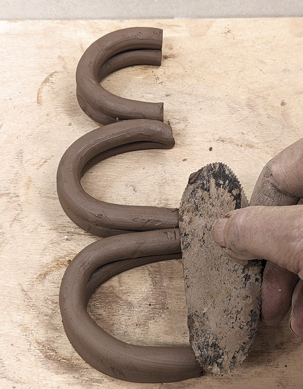 6 After rolling out the branches, cut them all at once. Allow them to firm up.