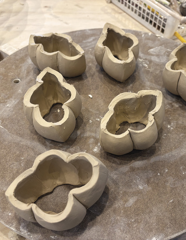 16 Exaggerate the curves and creases of each opening at the same time.