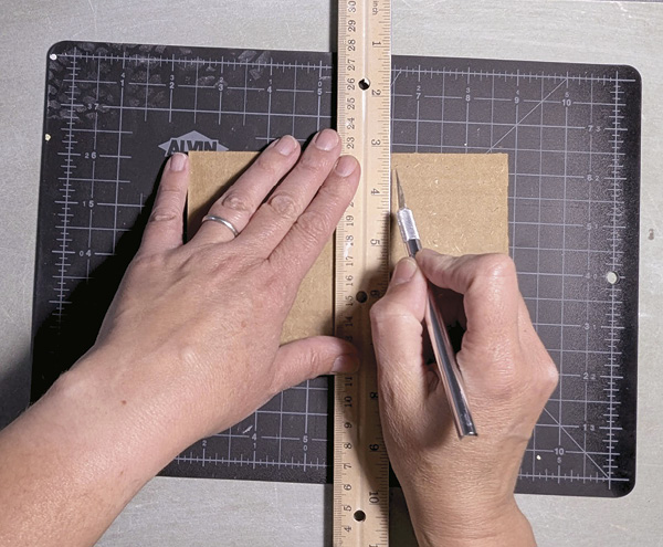 1 Use a craft knife to cut the corrugated cardboard. When cutting, aim to slice between two ribs.