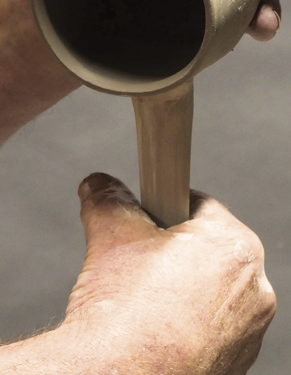 11 Continue to attach the handle, by pulling the handle off the form.