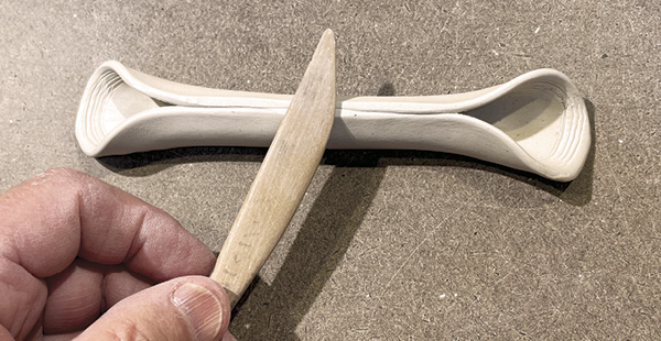 C4 Run the flat side of a tool along the seam to flatten it. This makes the inner side of the handle more comfortable.