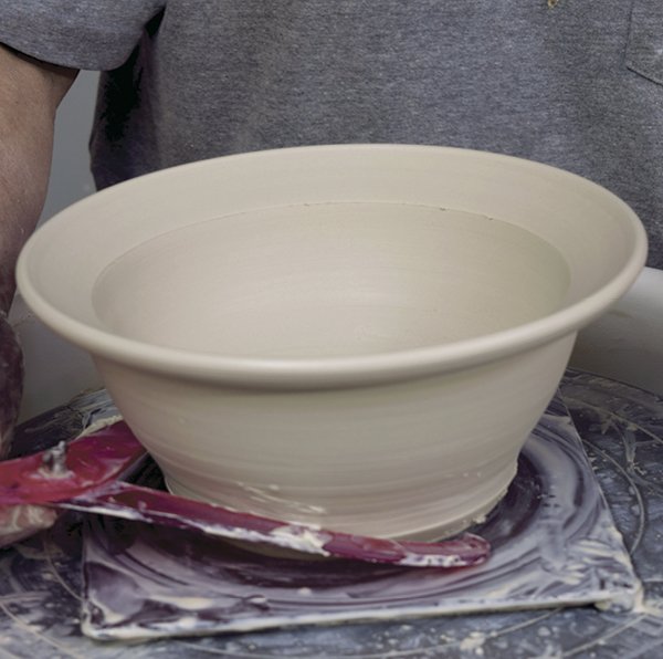 5 Measure the base with calipers. Wire under the bowl.