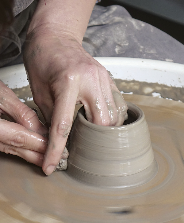 1 Center and open the clay. The first pull is slightly directed inward. The second and third pulls create the height of the body.