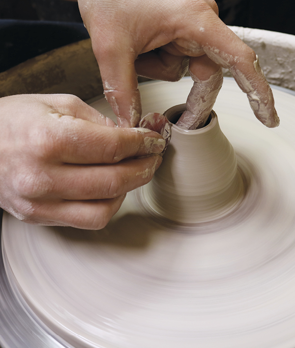 3 Using a small rubber rib, throw then refine the neck of the bell where it will attach to the spout.