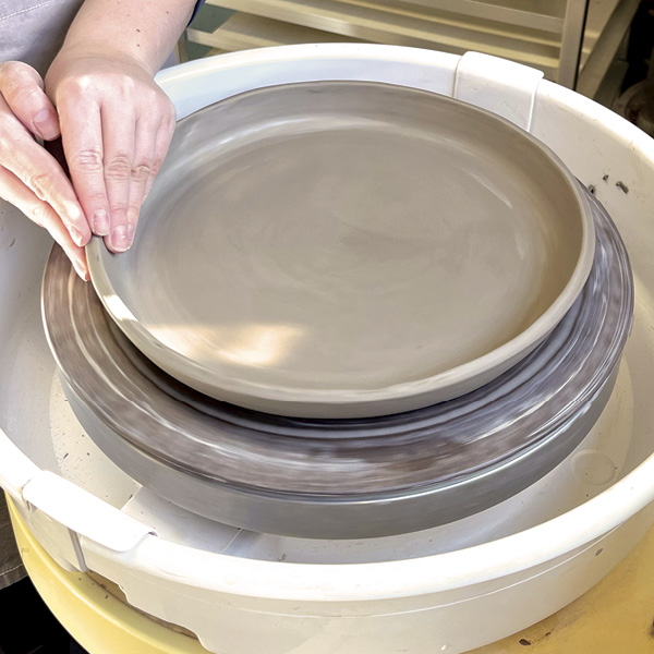6 Bring the walls to 90°. Refine the rim with the plate still attached to the wheel.