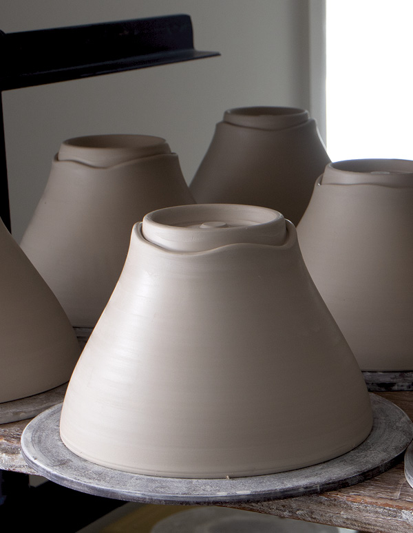 3 Trim the foot with a foot diameter that balances elegance and stability.