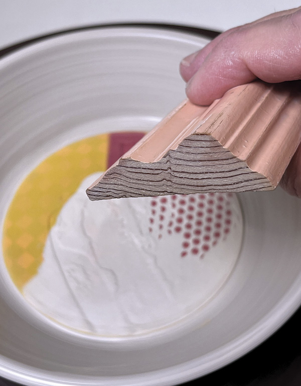20 Select a piece of wood molding to add grooves on the rim.