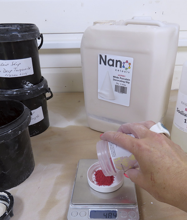 2 Weigh out 4% of a stain and add it to the porcelain decorating slip, which has already been weighed out, and mix.