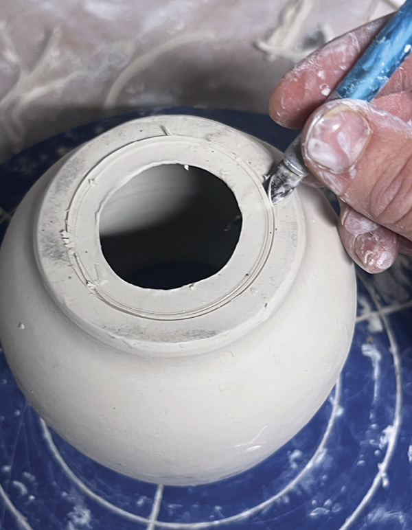 1 Remove extra material from the foot of the outer vessel.