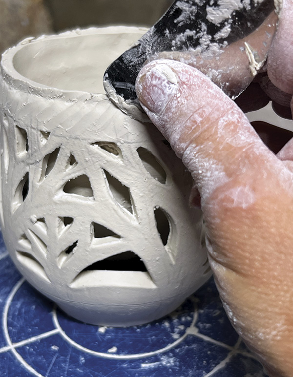 11 After joining, use a metal rib to compress and refine the connection band.