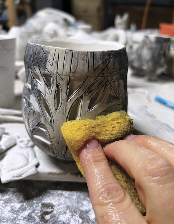 14 Use a damp sponge to remove excess stain. Clean the sponge often.